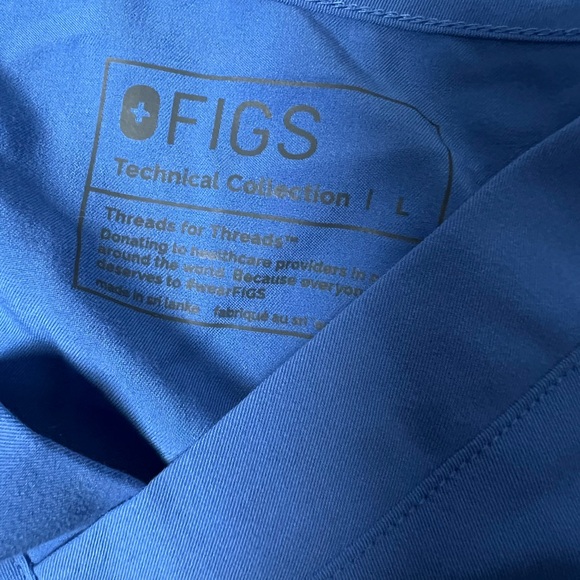 Figs Double Pocket 2 shirt bundle- large - Picture 6 of 6